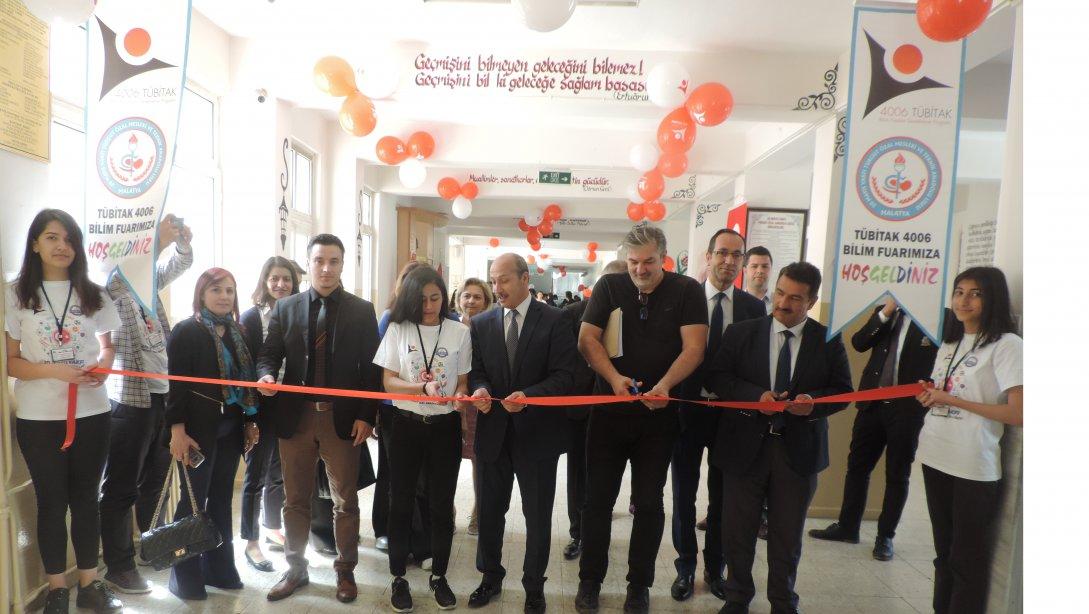 İlçemiz 20 Mayıs Vakfı Turgut Özal Anadolu Lisesinde TÜBİTAK 4006 Bilim Fuarı Açıldı.