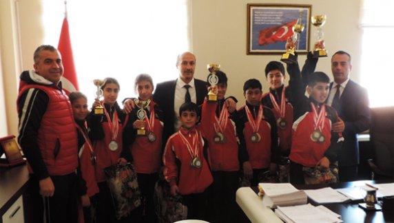İşitme Engelliler Türkiye Şampiyonasında 8 dalda Türkiye Birincisi olan öğrencilerimizin büyük başarısı..