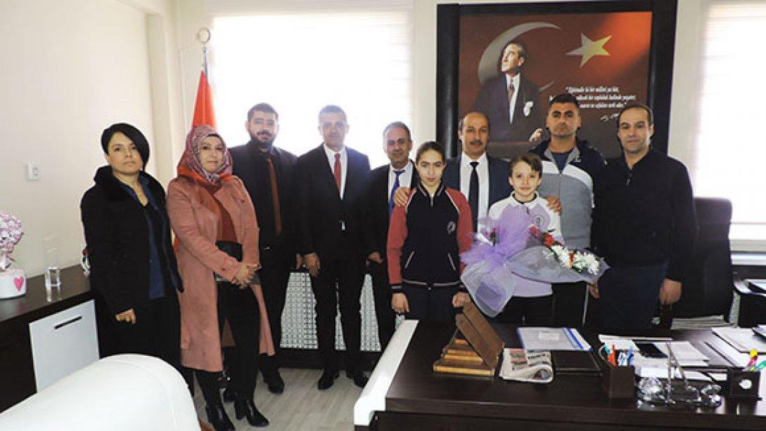 Atatürk Ortaokulu Öğretmen ve Öğrencilerinin İlçe Milli Eğitim Müdürümüz Recep BULUT u Ziyareti