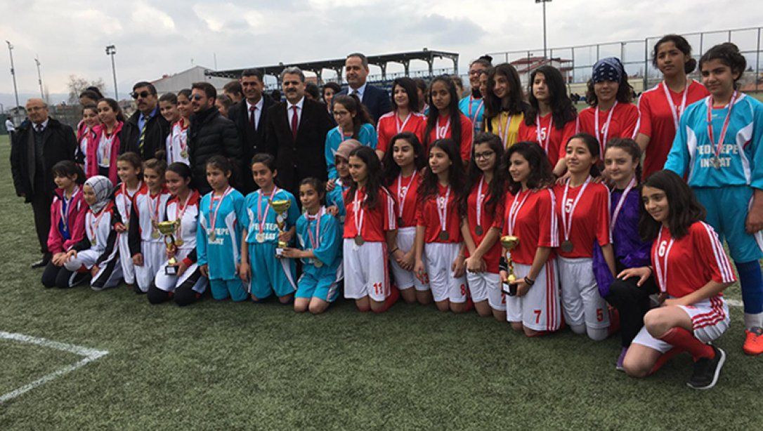Okullar Arası Yıldızlar Futbol Müsabakaları Yapıldı.
